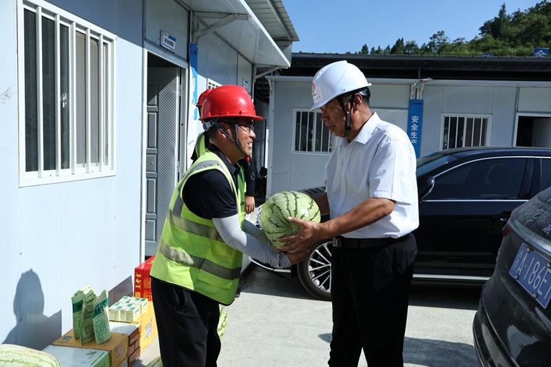 戰(zhàn)高溫保安全 送清涼暖人心 ——陜渝建材公司開展“夏送清涼”慰問活動