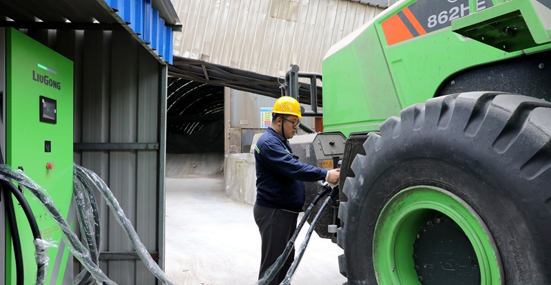 富平公司自主完成電鏟車充電樁建設