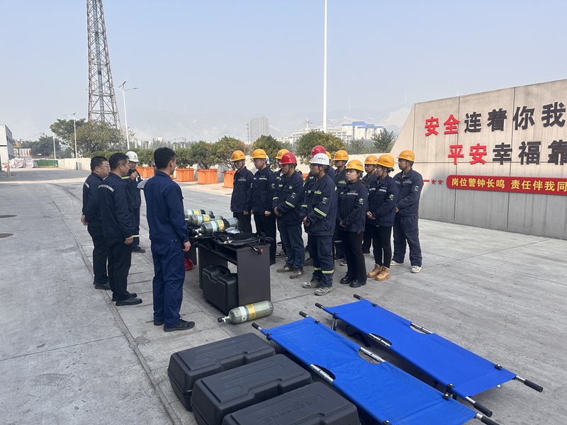 龍門綠碳公司、韓城昇隆公司聯合開展正壓式空氣呼吸器使用培訓及實操演練